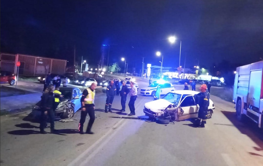 Μεγάλη κινητοποίηση στην Αντιρρίου-Ιωαννίνων - Σφοδρή σύγκρουση ΙΧ με τραυματίες, ανάμεσά τους και ένα παιδί (ΦΩΤΟ - ΒΙΝΤΕΟ)