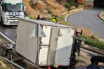 Κερατσίνι: Μια νεκρή από ανατροπή μικρού φορτηγού
