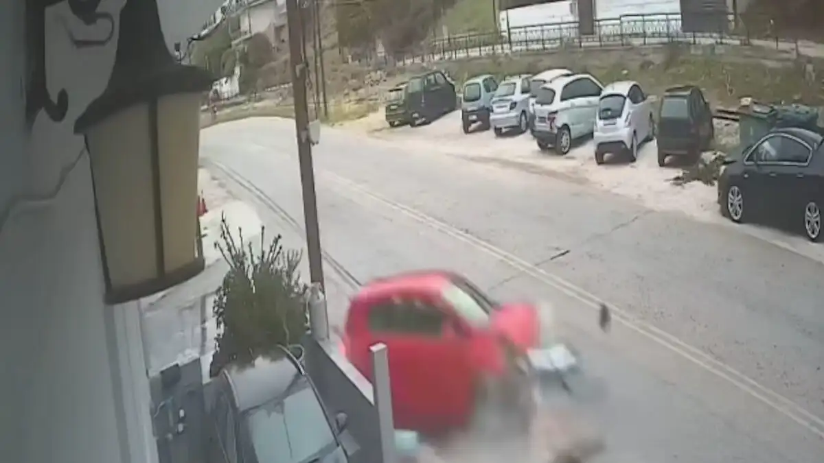 Κόρινθος: Σοκαριστικό τροχαίο με τρία αυτοκίνητα στην οδό Πατρών ΒΙΝΤΕΟ