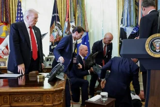 Κατέρρευσε δίπλα στον Τραμπ στέλεχος φαρμακευτικής κατά τη διάρκεια ανακοινώσεων για φάρμακα κατά της παχυσαρκίας μέσα στο Οβάλ Γραφείο (ΒΙΝΤΕΟ)