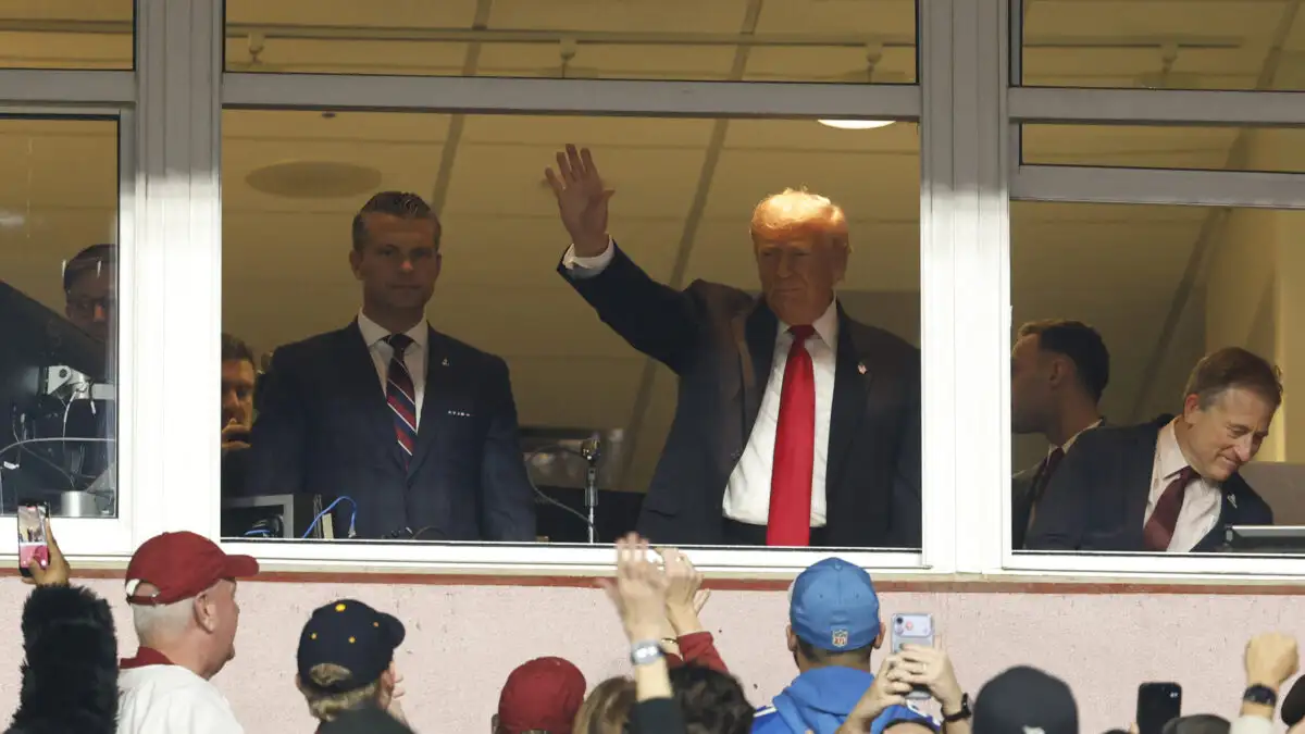 Ο Ντόναλντ Τραμπ αποδοκιμάστηκε σε αγώνα ποδοσφαίρου – Είχε ζητήσει το γήπεδο να πάρει το όνομά του