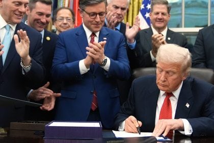 Ο Τραμπ υπέγραψε το νομοσχέδιο για το τέλος του κυβερνητικού shutdown