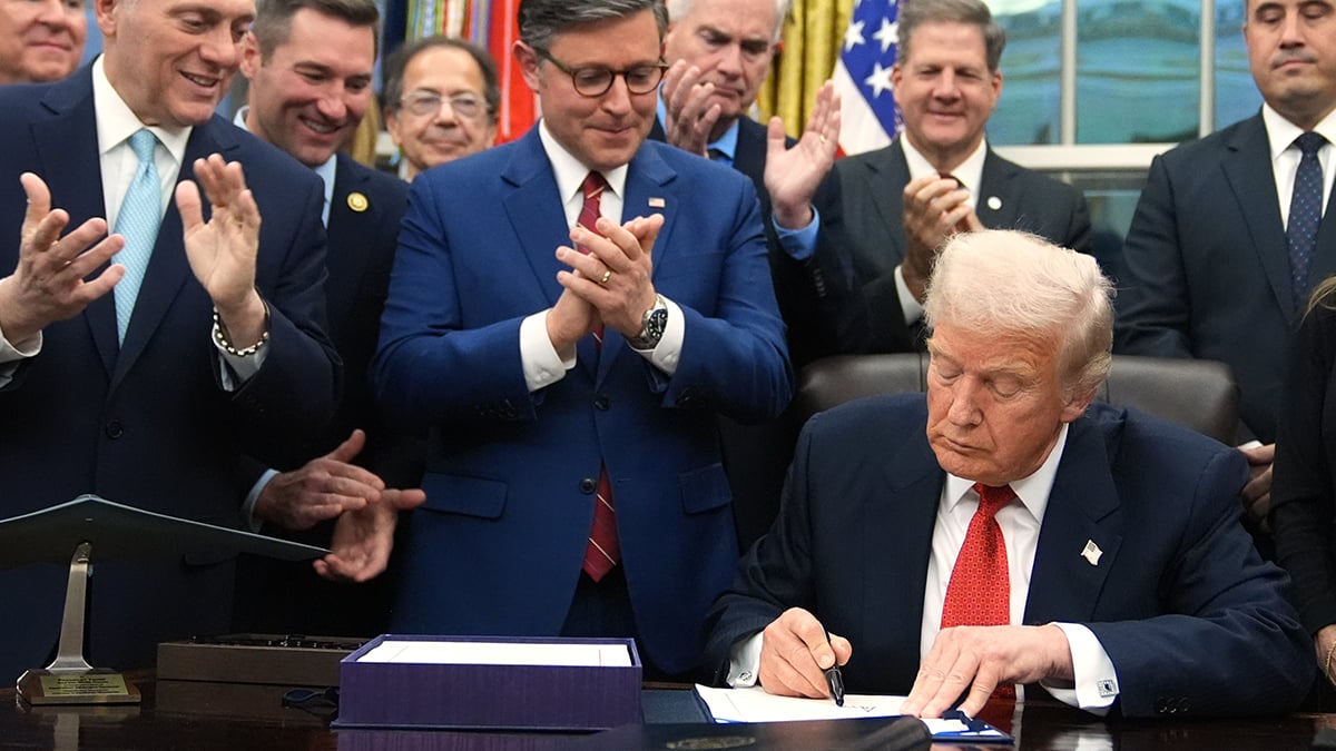 Ο Τραμπ υπέγραψε το νομοσχέδιο για το τέλος του κυβερνητικού shutdown