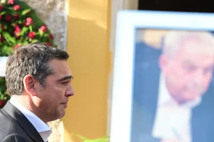 Λύγισε ο Αλέξης Τσίπρας στον επικήδειο για τον Αλέκο Φλαμπουράρη: "Σε ευχαριστώ για όσα μας έδωσες"