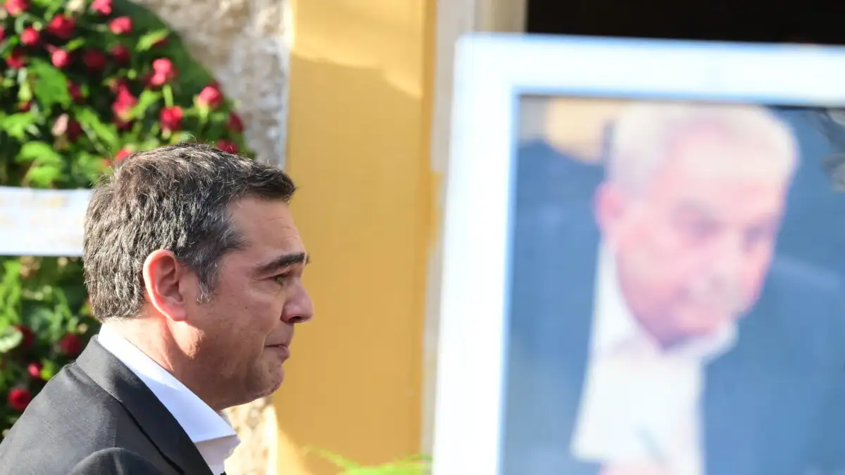 Λύγισε ο Αλέξης Τσίπρας στον επικήδειο για τον Αλέκο Φλαμπουράρη: "Σε ευχαριστώ για όσα μας έδωσες"