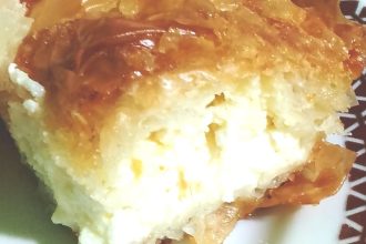 Τραγανή τυρόπιτα με φύλλο κρούστας και γέμιση από ανθότυρο, μπεσαμέλ και φέτα