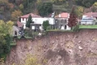 Κακοκαιρία: Μεγάλη κατολίσθηση στα Τζουμέρκα, σπίτια είναι έτοιμα να καταρρεύσουν