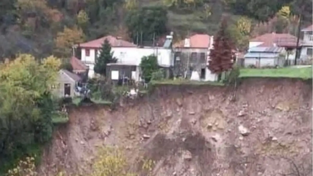 Κακοκαιρία: Μεγάλη κατολίσθηση στα Τζουμέρκα, σπίτια είναι έτοιμα να καταρρεύσουν