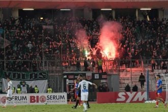 Τρεις συλλήψεις για φωτοβολίδες στο Βόλος - Παναθηναϊκός