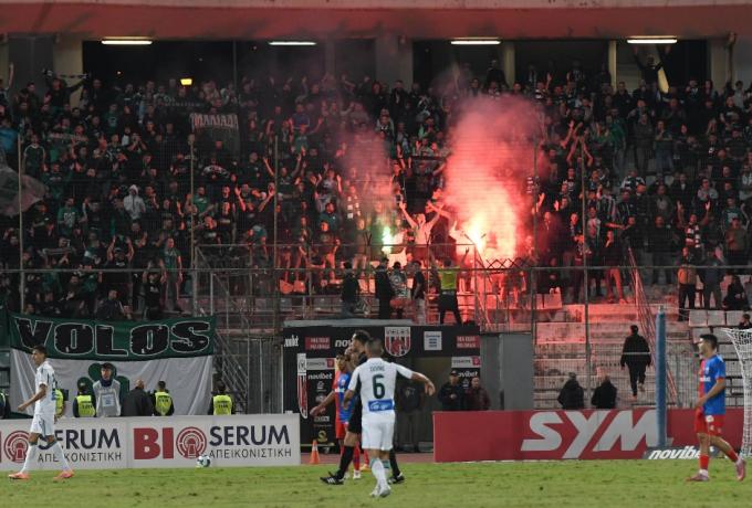 Τρεις συλλήψεις για φωτοβολίδες στο Βόλος - Παναθηναϊκός