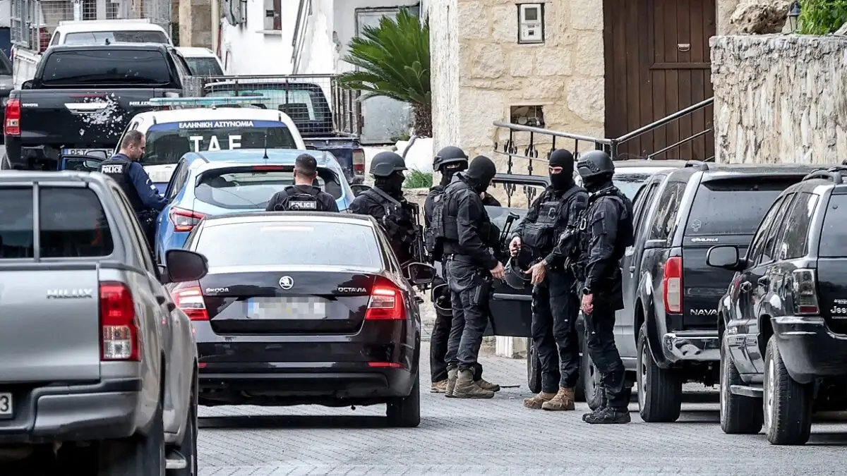 Βορίζια: Στο νεκροταφείο συνελήφθη ο ανιψιός του Καργάκη για την βόμβα στο σπίτι των Φραγκιαδάκηδων – Άφαντα παραμένουν τα όπλα