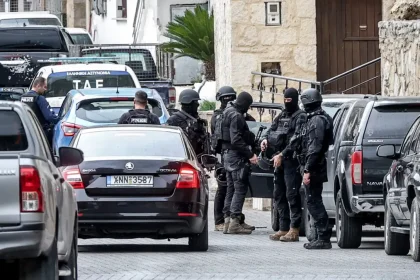 Βορίζια: Ταυτοποιήθηκαν οι 5 καταζητούμενοι για το μακελειό - Συλλήψεις για παράνομο οπλισμό, από πυροβολισμό ο θάνατος της γυναίκας, δεν θα γίνει σήμερα η κηδεία του 39χρονου, κλειστά τα σχολεία Δευτέρα και Τρίτη