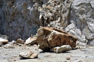 Δυτ. Ελλάδα: Έκλεισε ο δρόμος Λαμπίρι - Καλλιθέα από πτώση βράχων - ΦΩΤΟ