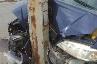 Λαμπίρι: ΙΧ έπεσε πάνω σε κολώνα της ΔΕΗ και την “έκοψε”