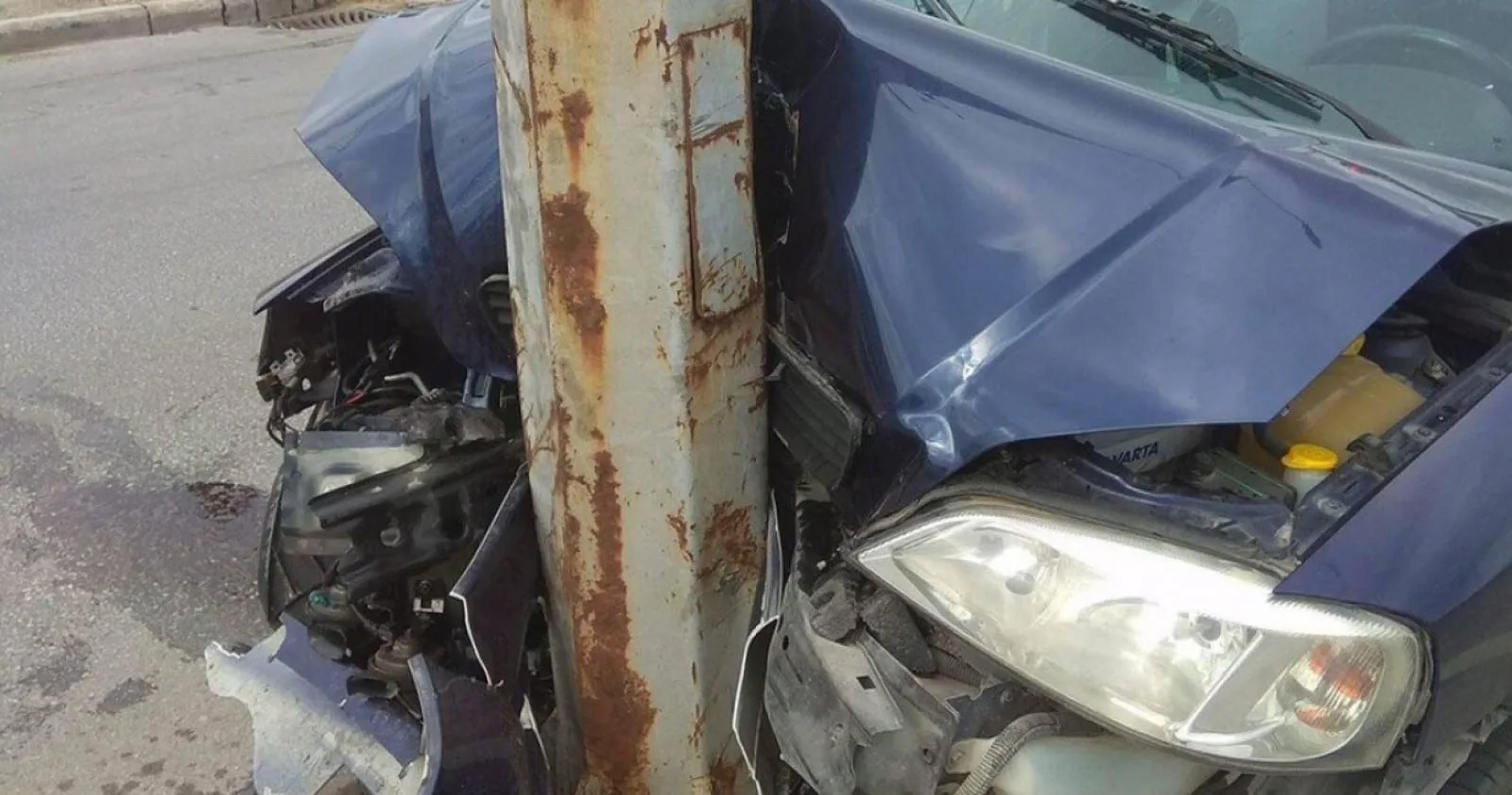 Λαμπίρι: ΙΧ έπεσε πάνω σε κολώνα της ΔΕΗ και την “έκοψε”