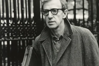 Ο Γούντι Άλεν 90άρησε: Η ζωή, οι ταινίες και η καριέρα ενός δημιουργού που άλλαξε την κωμωδία