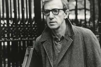 Ο Γούντι Άλεν 90άρησε: Η ζωή, οι ταινίες και η καριέρα ενός δημιουργού που άλλαξε την κωμωδία