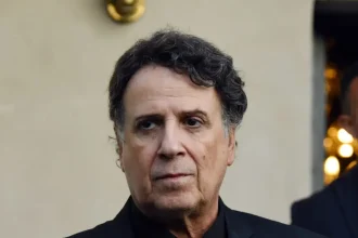 Χάρης Ρώμας για Καφέ της Χαράς: «Ο Γιάννης Λάτσιος μου είχε πει γιατί να κάνω ένα έργο σε χωριό και όχι κάτι σαν το Κωνσταντίνου και Ελένης;»