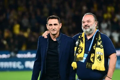 Ο Μανόλο Χιμένεθ βραβεύτηκε από τον Μάριο Ηλιόπουλο