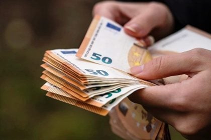 Προτελευταία στην ΕΕ η Ελλάδα ως προς τον μέσο ετήσιο μισθό, ήταν στα €18.000 το 2024