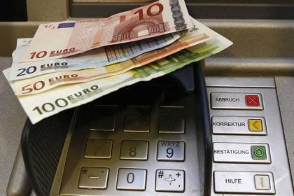 Επίδομα 250 ευρώ σε συνταξιούχους: Ποιοι θα το λάβουν από αύριο – Την Παρασκευή η καταβολή της επιστροφής ενοικίου