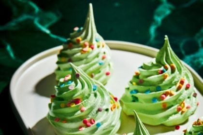 Χριστουγεννιάτικα δεντράκια από μαρέγκα