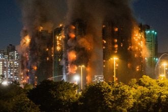 Ανείπωτη τραγωδία στο Χονγκ Κονγκ: 44 νεκροί και 279 αγνοούμενοι από τη φωτιά στο συγκρότημα με τους ουρανοξύστες