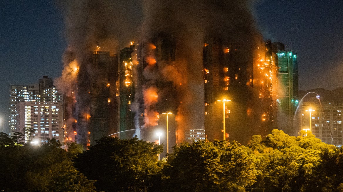 Ανείπωτη τραγωδία στο Χονγκ Κονγκ: 44 νεκροί και 279 αγνοούμενοι από τη φωτιά στο συγκρότημα με τους ουρανοξύστες