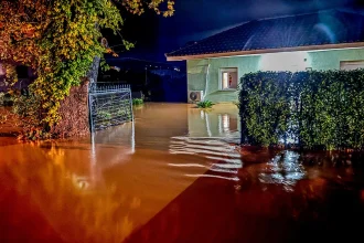 Η κακοκαιρία σαρώνει Δυτική Ελλάδα, Ιόνιο και Ήπειρο: Πλημμύρες, κατολισθήσεις, απεγκλωβισμοί, ανεμοστρόβιλοι και μπαράζ από 112