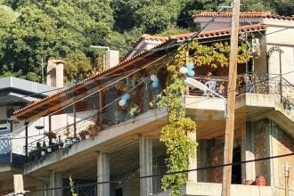 Δυτική Αχαΐα: Θρήνος στο σπίτι του μικρού Ανδρέα - Με μπαλόνια στο μπαλκόνι ετοιμάζονται να τον αποχαιρετήσουν (ΒΙΝΤΕΟ)