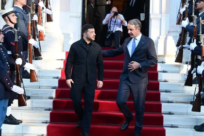 Οι έξι ώρες του Ζελένσκι στην Αθήνα: Ενεργοποιείται άμεσα ο Κάθετος Διάδρομος Ελλάδας - Ουκρανίας, ελληνικό ενδιαφέρον για τα θαλάσσια drones