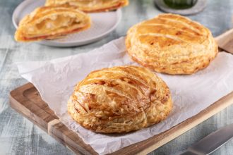 Ζαμπονοτυρόπιτα με σάλτσα πίτσας