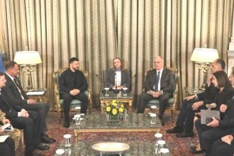 Στην Αθήνα ο Ζελένσκι, συναντήθηκε με Τασούλα - "Ευχαριστούμε τον ελληνικό λαό για την αλληλεγγύη και τη στήριξη" - Η Ελλάδα δεν δέχεται την παραβίαση του διεθνούς δικαίου