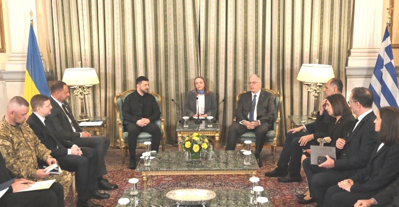 Στην Αθήνα ο Ζελένσκι, συναντήθηκε με Τασούλα - "Ευχαριστούμε τον ελληνικό λαό για την αλληλεγγύη και τη στήριξη" - Η Ελλάδα δεν δέχεται την παραβίαση του διεθνούς δικαίου