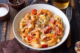 Ζυμαρικά με πικάντικη σάλτσα και γαρίδες