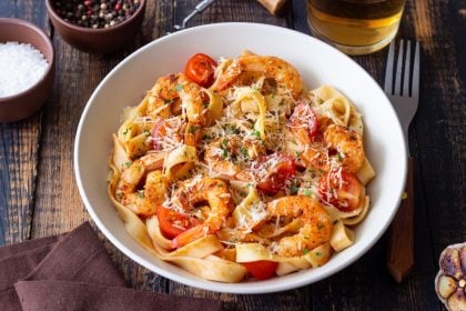 Ζυμαρικά με πικάντικη σάλτσα και γαρίδες