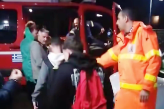 Βόνιτσα - Κακοκαιρία: Μαθητές έφυγαν από το φροντιστήριο με πυροσβεστικό όχημα (ΒΙΝΤΕΟ)