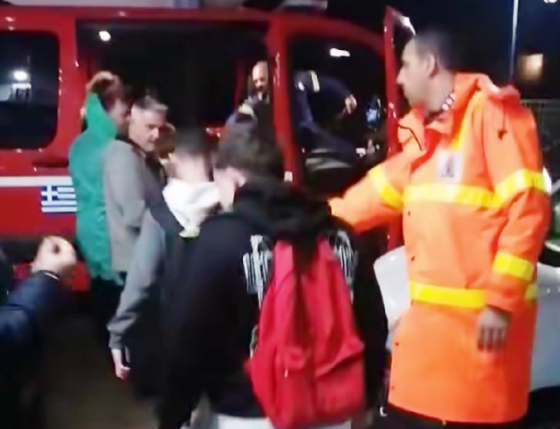 Βόνιτσα - Κακοκαιρία: Μαθητές έφυγαν από το φροντιστήριο με πυροσβεστικό όχημα (ΒΙΝΤΕΟ)