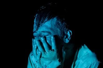 ΚΟΙΜΩΜΕΝΟΣ ΧΑΛΕΠΑΣ, Ο ΣΑΛοΣαΓΙΟΣστη Πάτρα, στο θέατρο ΕΠΙΚΕΝΤΡΟ