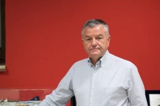 Ο δήμαρχος γυρίζει την πλάτη στο μέλλον