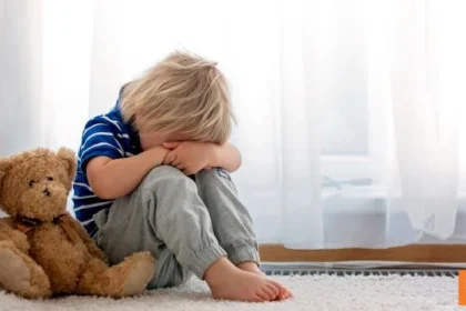 20χρονος ασελγούσε στα δύο ανίψια του, 2 και 4 ετών μαζί με τον σύντροφό του – Βιντεοσκοπούσαν τις αποτρόπαιες πράξεις τους