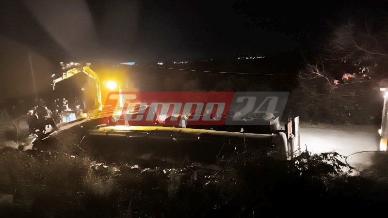 Σοβαρό τροχαίο με ανατροπή φορτηγού σε παράδρομο της Ιόνιας Οδού - Εγκλωβίστηκε ο οδηγός (ΦΩΤΟ)