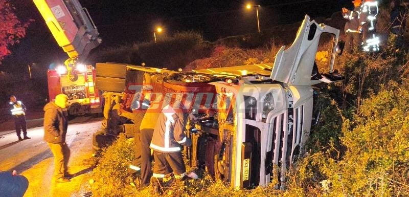 Σοβαρό τροχαίο με ανατροπή φορτηγού σε παράδρομο της Ιόνιας Οδού - Εγκλωβίστηκε ο οδηγός (ΦΩΤΟ)
