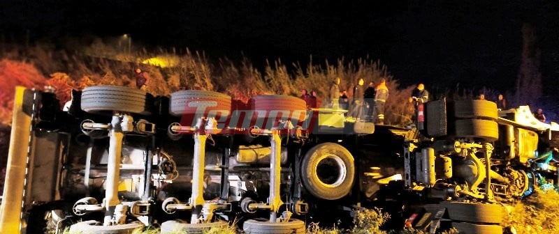 Σοβαρό τροχαίο με ανατροπή φορτηγού σε παράδρομο της Ιόνιας Οδού - Εγκλωβίστηκε ο οδηγός (ΦΩΤΟ)