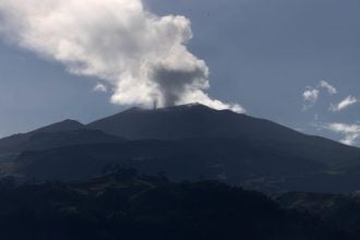 Κολομβία: Τέφρα από το ηφαίστειο Πουρασέ «πνίγει» χωριά