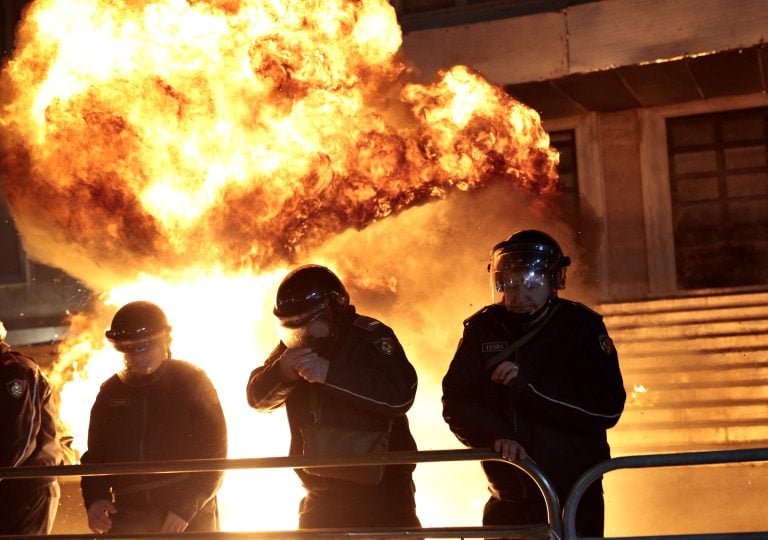 Αλβανία: Επεισόδια σε αντικυβερνητική διαδήλωση στα Τίρανα - Μολότοφ στο γραφείο του Έντι Ράμα