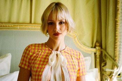 Σπυράκια, κοκκινίλες, διεσταλμένοι πόροι: Η Angèle αποκαλύπτει το μυστικό της όπλο για την καταπολέμηση των ατελειών