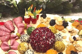 Πιατέλα με ξηρούς καρπούς, αποξηραμένα φρούτα, αλλαντικά και μπάλα τυριού