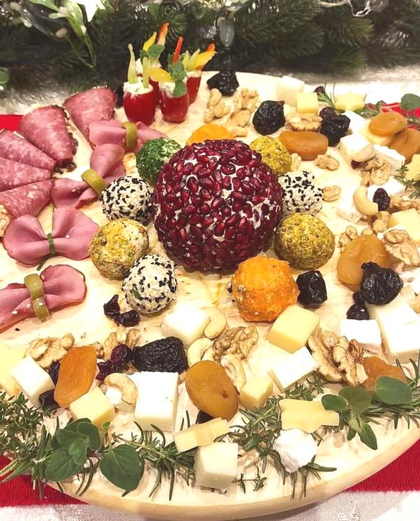 Πιατέλα με ξηρούς καρπούς, αποξηραμένα φρούτα, αλλαντικά και μπάλα τυριού