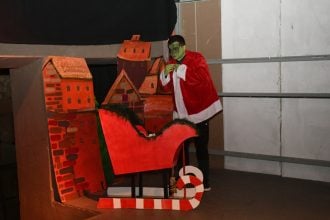 Η Χριστουγεννιάτικη παράσταση «Πώς ο Γκριντζ έκλεψε τα Χριστούγεννα», από τα παιδιά του  ΚΔΑΠΑμεΑ «ΑΜΠΕΤ ΧΑΣΜΑΝ» στο Λιθογραφείο – ΦΩΤΟ